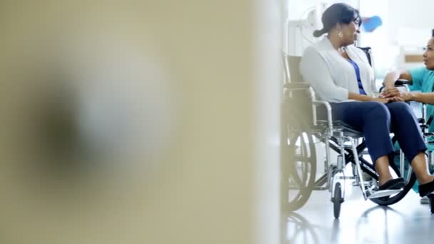 Infirmière et patiente en fauteuil roulant à l'hôpital — Video