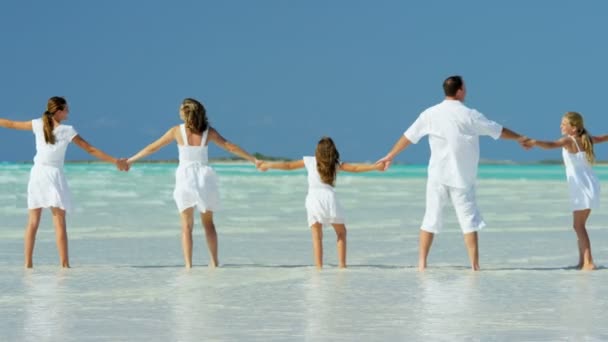 Família caucasiana desfrutando de férias na praia — Vídeo de Stock