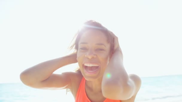 Ragazza afroamericana godendo di vacanza sulla spiaggia — Video Stock