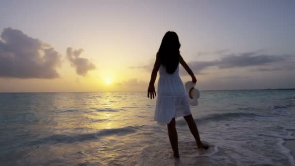 Menina chinesa asiática ao pôr do sol na praia — Vídeo de Stock