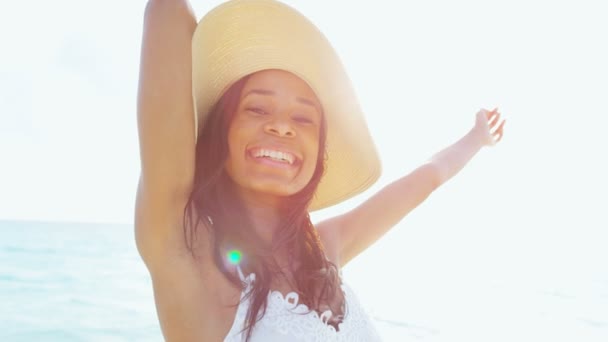 African American girl on tropical beach — Stock Video