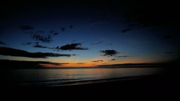 Схід сонця на піщаному пляжі — стокове відео