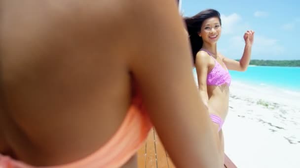 Multi novias étnicas divirtiéndose en la playa — Vídeos de Stock