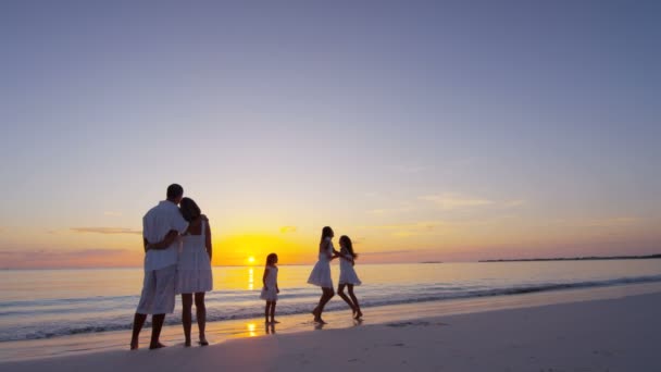 白种人家庭在日落时享受海滩度假 — 图库视频影像