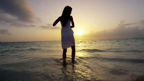 Asiatique chinois fille au coucher du soleil sur la plage — Video