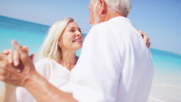 Äldre par njuter av semester på stranden — Stockvideo