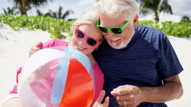 Couple sénior prenant selfie sur la plage — Video