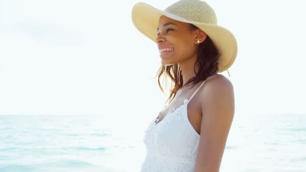 African American girl on tropical beach — Stock Video