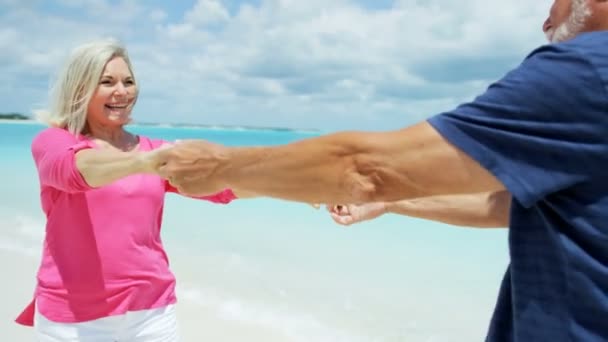 Ανώτερος ζευγάρι που χορεύει σε μια τροπική παραλία — Αρχείο Βίντεο
