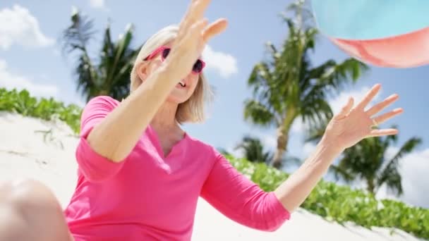 Senior femme profiter de vacances sur la plage — Video