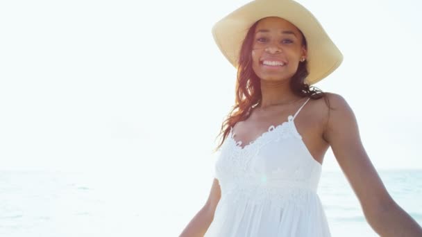 Menina afro-americana na praia tropical — Vídeo de Stock