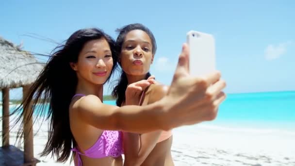 Multi etnische vriendinnen plezier op strand — Stockvideo
