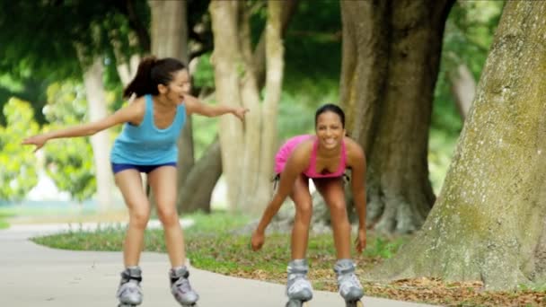 Multi mulheres étnicas patinação no parque — Vídeo de Stock