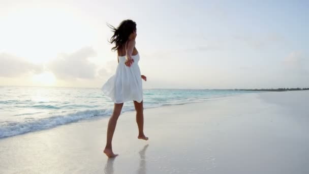 Tropik sahilde Afro-Amerikan kız — Stok video