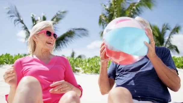 Pareja mayor tomando selfie en la playa — Vídeos de Stock