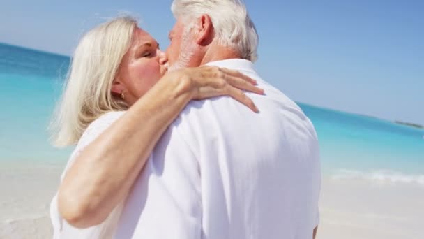 Seniorenpaar genießt Urlaub am Strand — Stockvideo