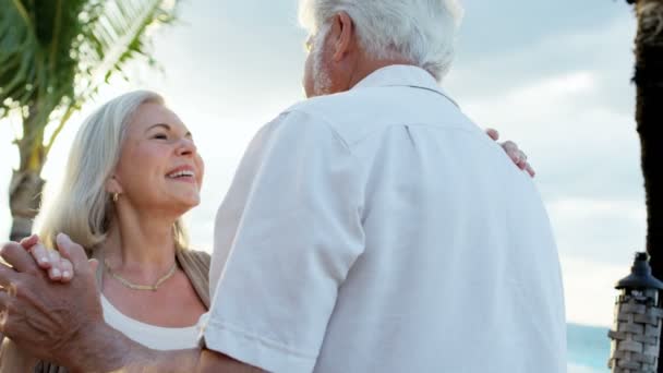在日落时跳舞的白种人年长夫妇 — 图库视频影像