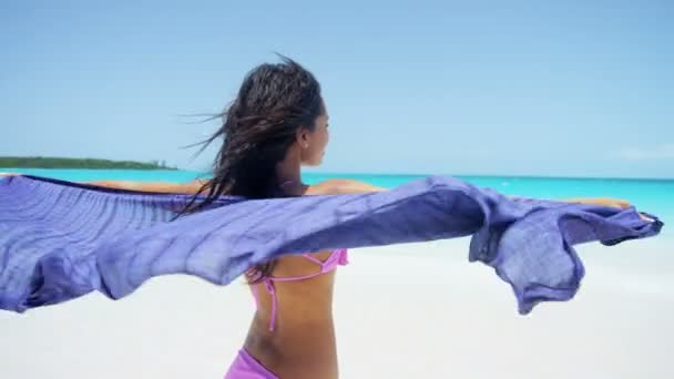 Menina afro-americana se divertindo na praia — Vídeo de Stock