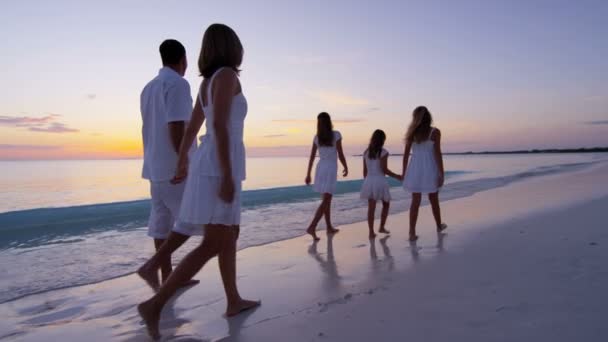 Familia caucásica disfrutando de vacaciones en la playa al atardecer — Vídeos de Stock