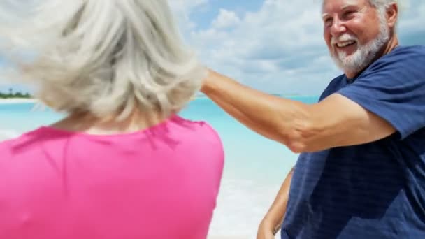 Senior paar dansen op een tropisch strand — Stockvideo