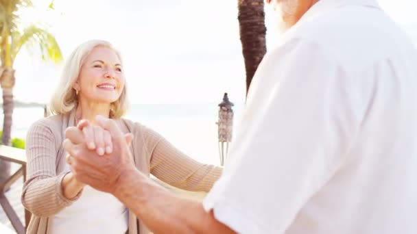 Caucásico senior pareja bailando al atardecer — Vídeos de Stock