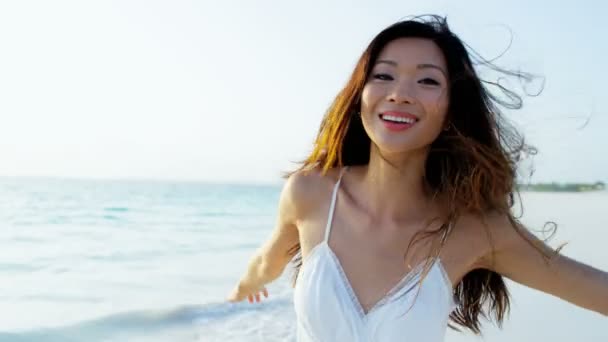 Menina chinesa asiática na praia tropical — Vídeo de Stock