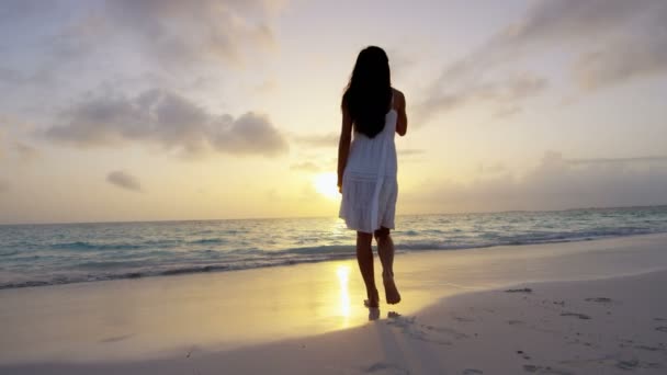 Chinese girl dancing on the beach at sunset — Stock Video