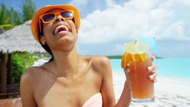 African American girl cocktail på stranden — Stockvideo