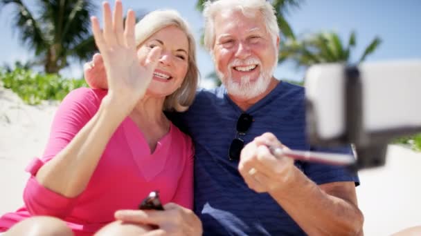 Senior par tager selfie på stranden – Stock-video