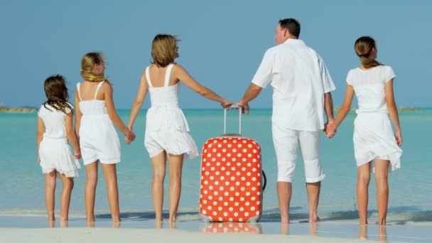 熱帯のビーチでのスーツケースに白人家族 — ストック動画