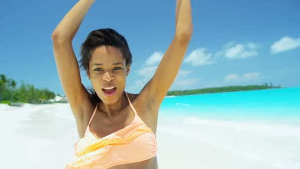 African American tjej med badboll på stranden — Stockvideo