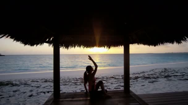 Chica joven practicando yoga en la playa — Vídeo de stock