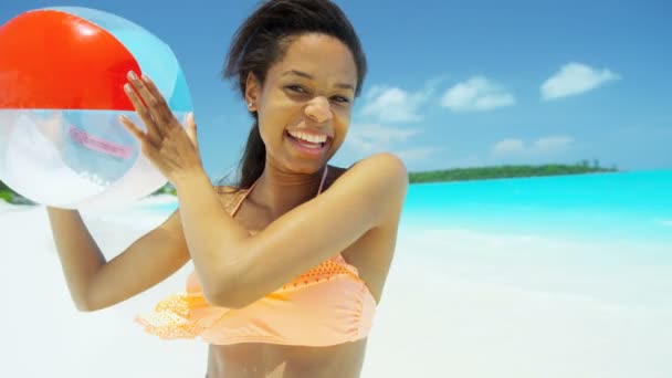 African American tjej med badboll på stranden — Stockvideo