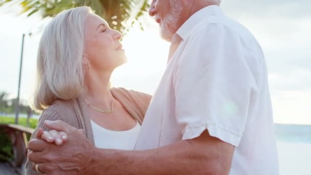 Caucásico senior pareja bailando al atardecer — Vídeos de Stock