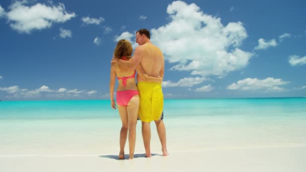 Casal caucasiano desfrutando de férias na praia — Vídeo de Stock