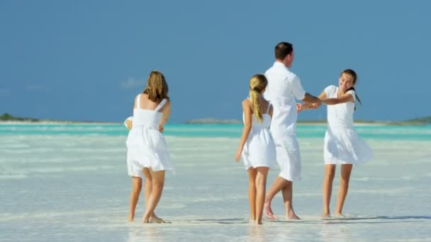 白种人家庭享受海滩度假 — 图库视频影像