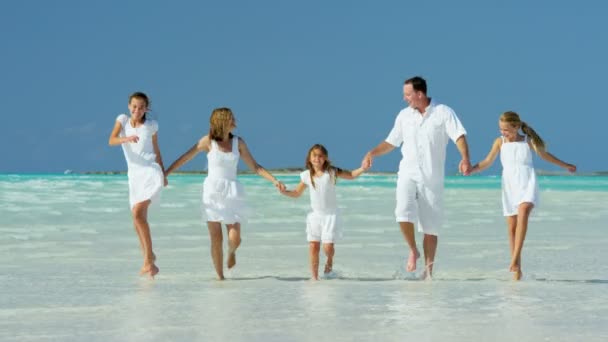 Familia caucásica disfrutando de vacaciones en la playa — Vídeo de stock