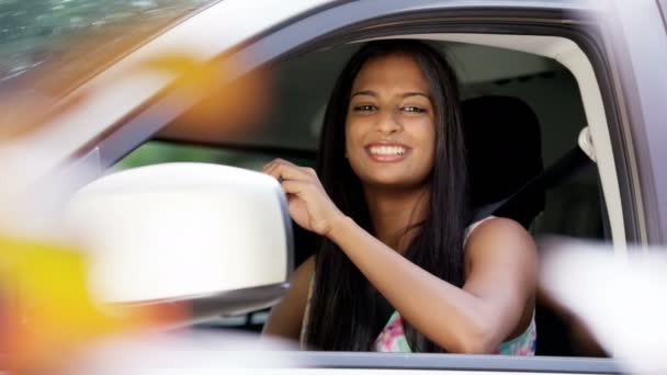 Chica india mostrando la llave del coche — Vídeos de Stock