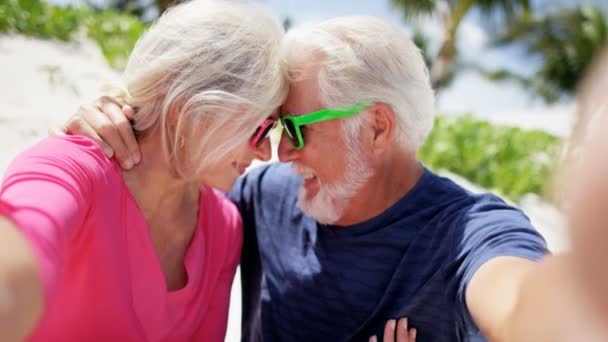 Selfie biorąc starszy para na plaży — Wideo stockowe