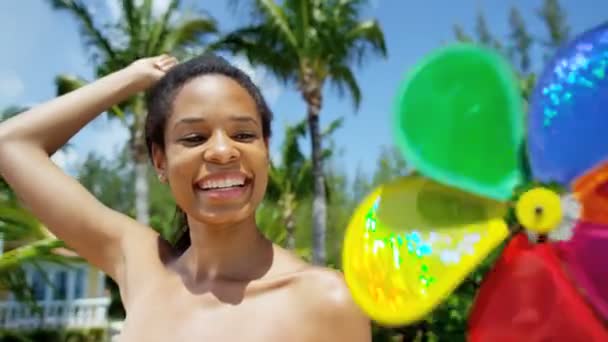 Menina afro-americana se divertindo na praia — Vídeo de Stock