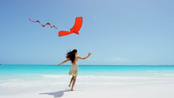 Ázsiai lány játszik a red kite beach — Stock videók