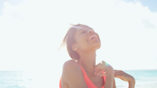 Afro-américaine fille profiter de vacances sur la plage — Video