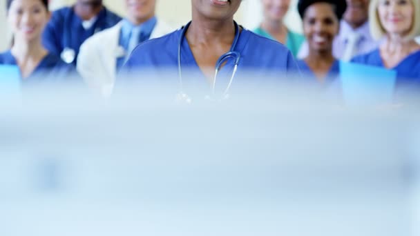 Афроамериканская медсестра и команда в медицинском центре — стоковое видео