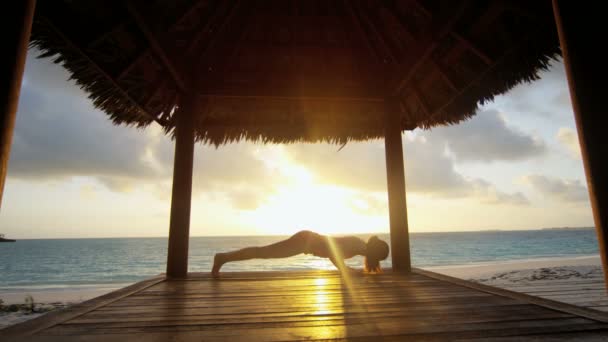 Genç kız sahilde Yoga uygulamak — Stok video