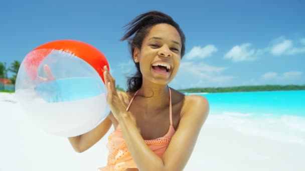African American meisje met strandbal op het strand — Stockvideo