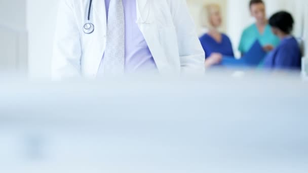 Médico vistiendo bata blanca en el pasillo del hospital — Vídeo de stock