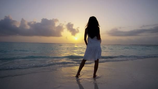 Menina chinesa asiática ao pôr do sol na praia — Vídeo de Stock