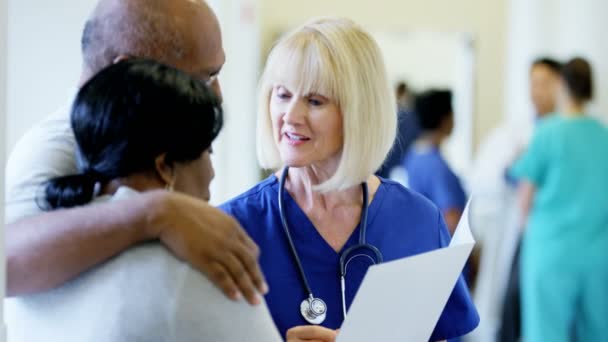 Medico femminile consultare con coppia in centro medico — Video Stock