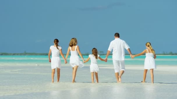 Família caucasiana desfrutando de férias na praia — Vídeo de Stock