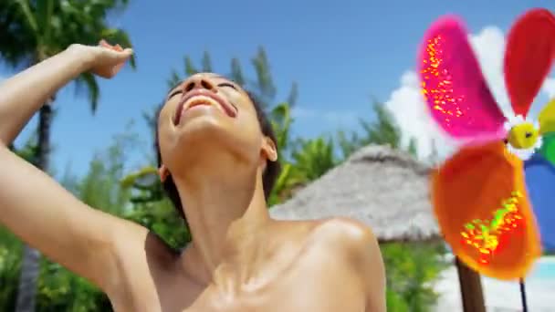 Afro-amerikai lány szórakozás a strandon — Stock videók